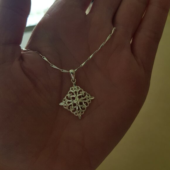 Sterling silver necklace with filigree pendant - Picture 3 of 8